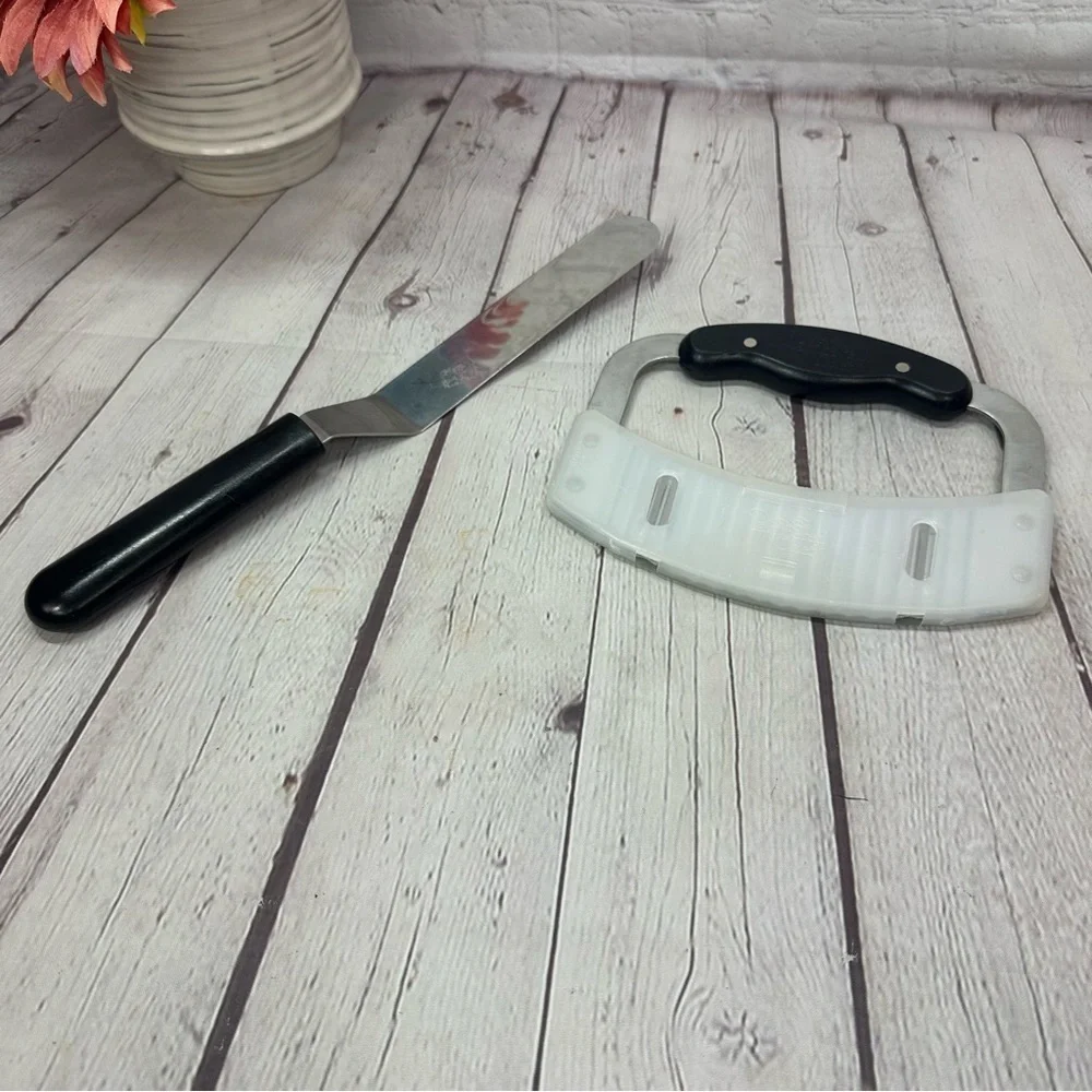 pampered chef Black and Silver Kitchen gadget Set crinkle cutter  icing spatula